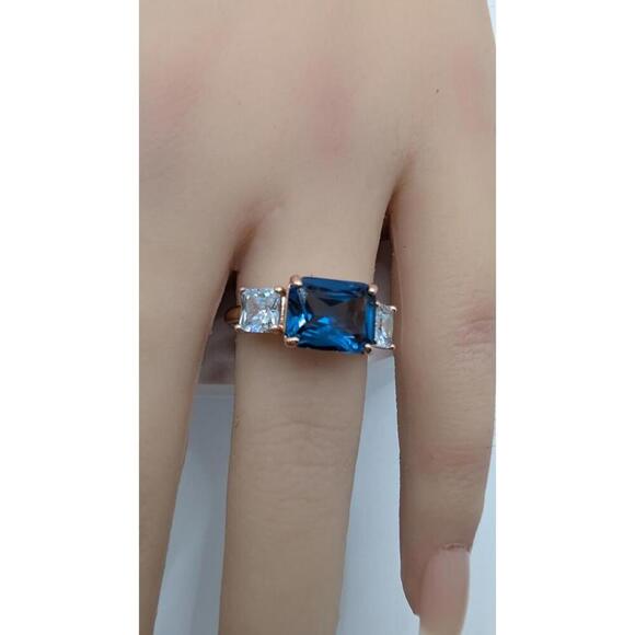 Elegant Blue Gemstone Ring with Side Stones Size 7 - Picture 8 of 9